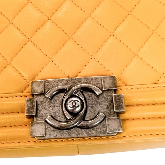 Chanel   Quilted New Medium Boy Flap Bag in yellow - Picture 10 of 16
